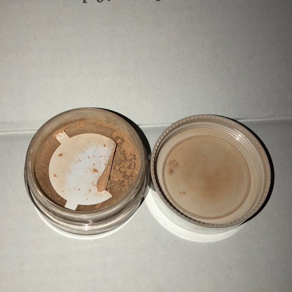Bye Bye Pores in shade light
